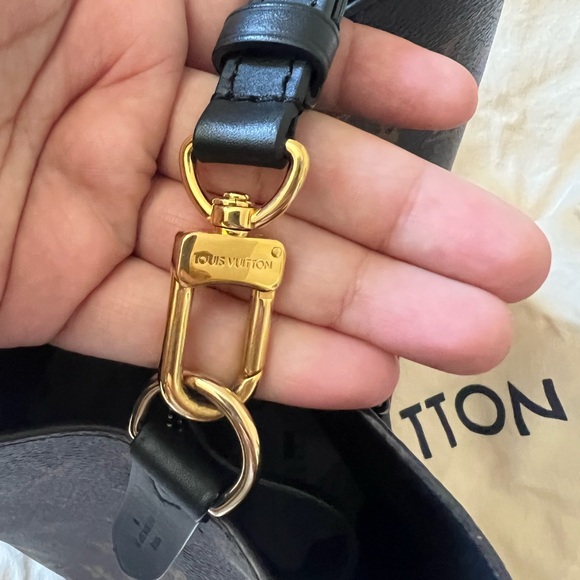 Im selling a barely used neonoe louis vuitton bag - Picture 9 of 12